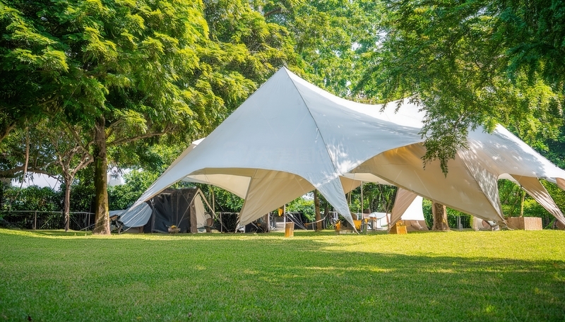 高清大图下载【趣麦麦图】绿树草地间错落的白色露营帐篷