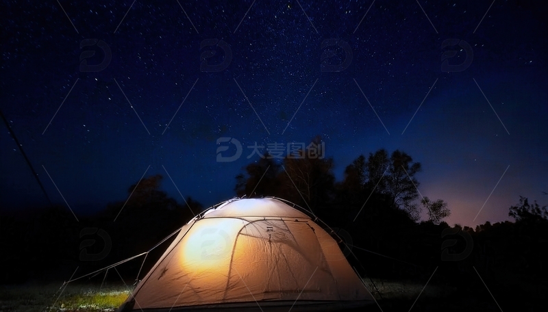 高清大图下载【趣麦麦图】星空下树林边暖光的露营小帐篷