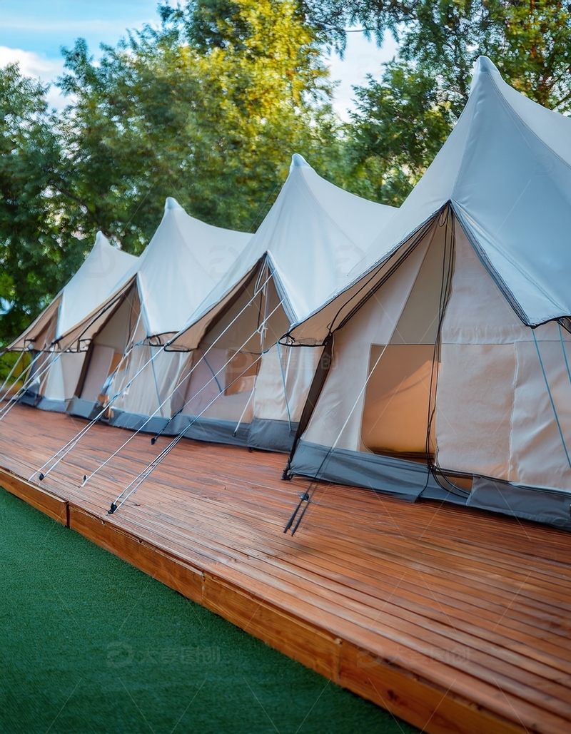 高清大图下载【趣麦麦图】木台上排列的白色户外露营帐篷
