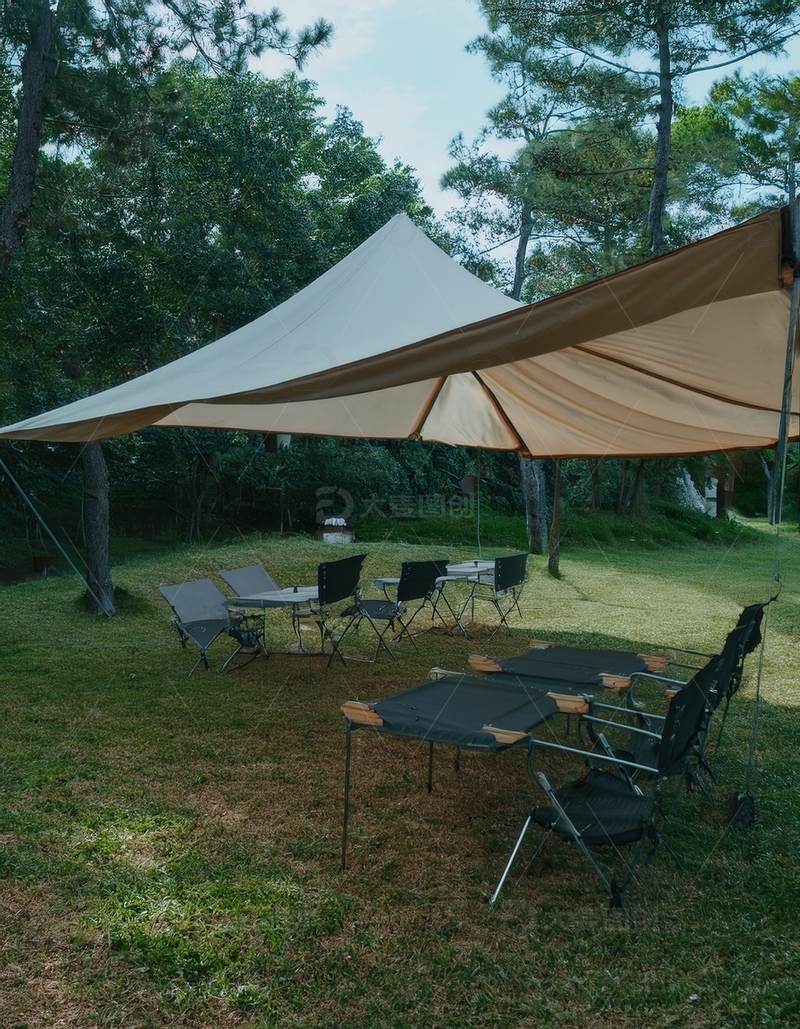 高清大图下载【趣麦麦图】林间草地的大型天幕露营休闲区