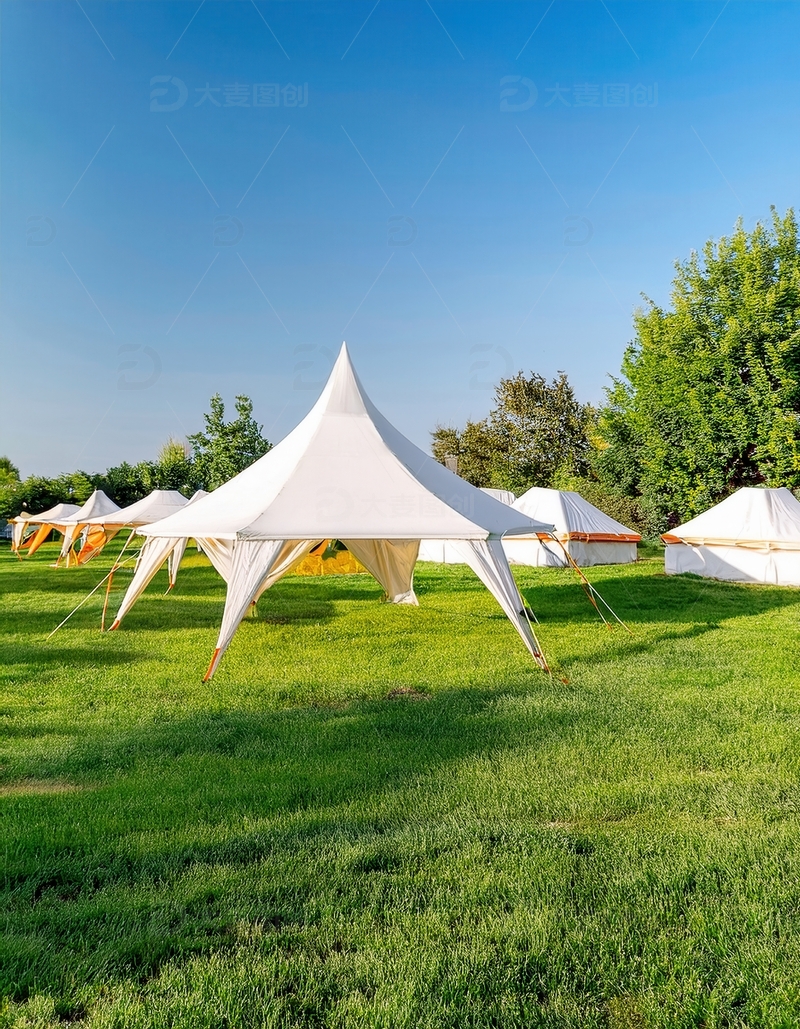 高清大图下载【趣麦麦图】绿草地蓝天间的白色异形露营帐篷