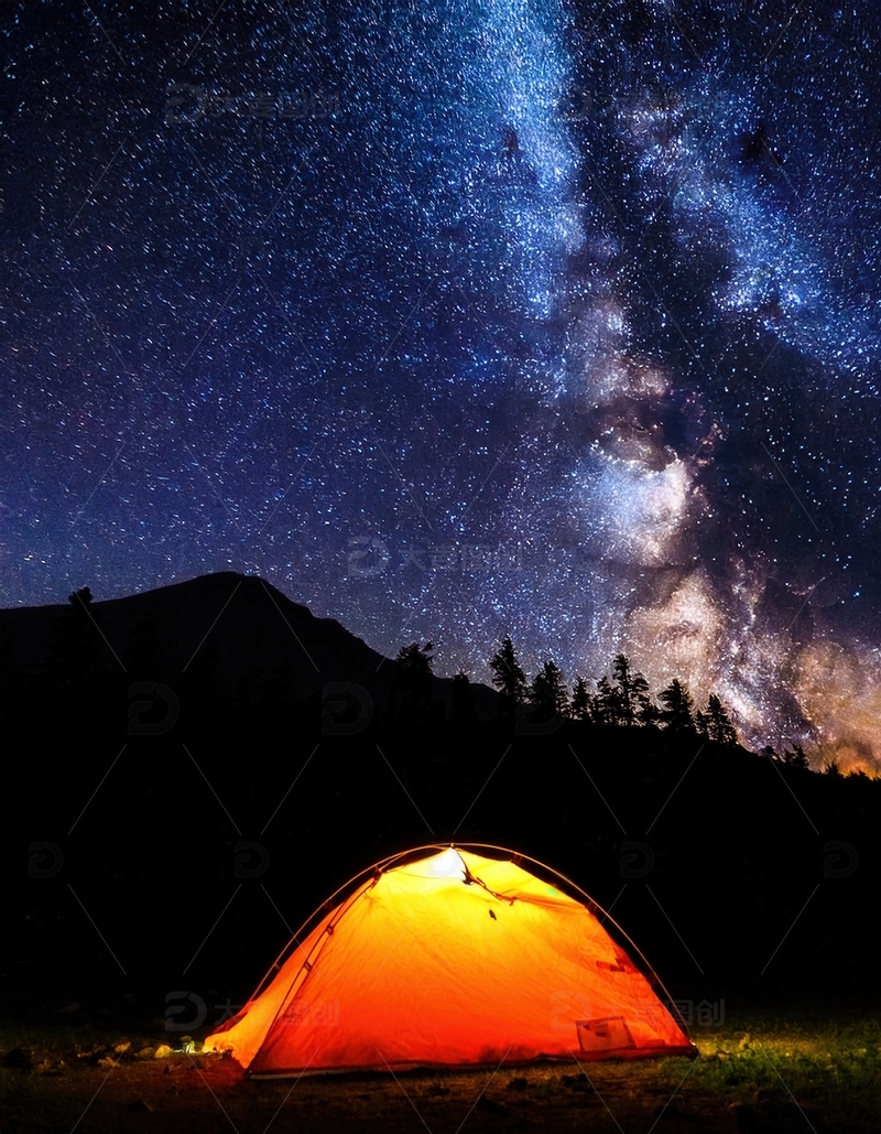 高清大图下载【趣麦麦图】星空下草地旁亮起暖光的露营帐篷