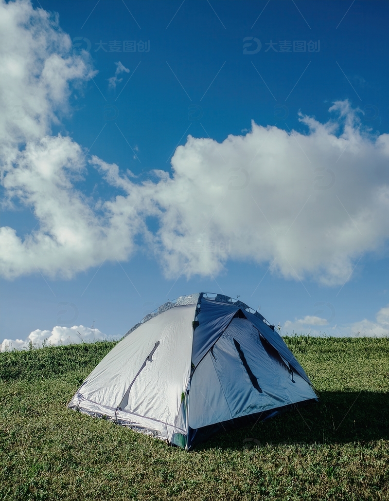 高清大图下载【趣麦麦图】蓝天绿草间的独立户外露营帐篷