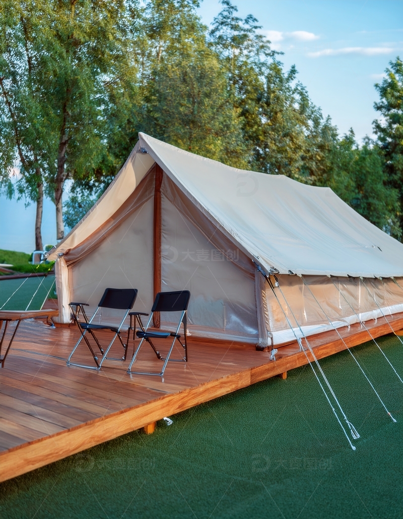 高清大图下载【趣麦麦图】湖边木台上的帆布露营帐篷与椅