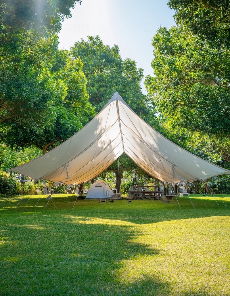 高清大图下载【趣麦麦图】林间草地的大型天幕露营场景