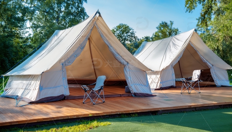 高清大图下载【趣麦麦图】绿树旁木平台上的休闲露营帐篷