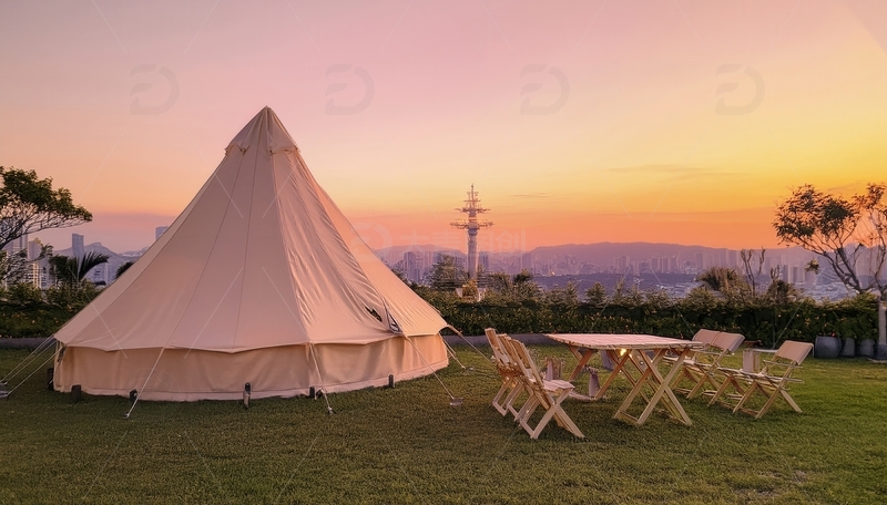 高清大图下载【趣麦麦图】黄昏草地间的锥形露营帐篷与桌椅