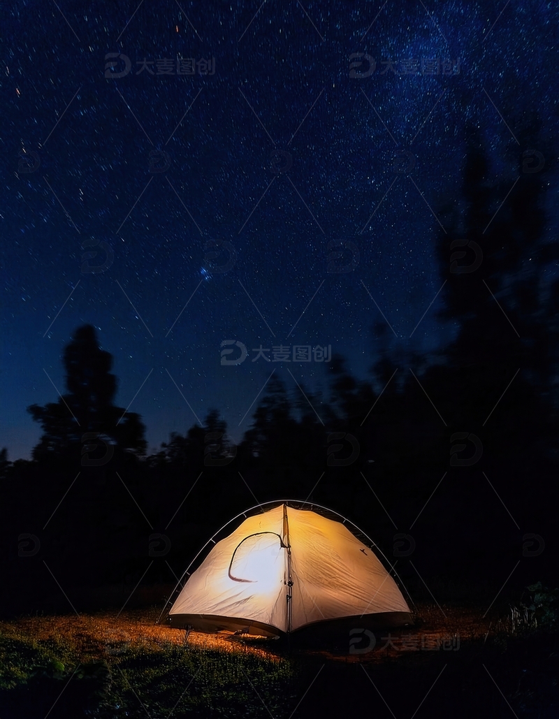高清大图下载【趣麦麦图】星空下树林旁亮起暖光的露营帐篷
