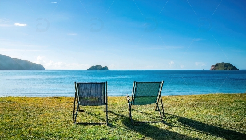 高清大图下载【趣麦麦图】海边草地两把躺椅静享海景