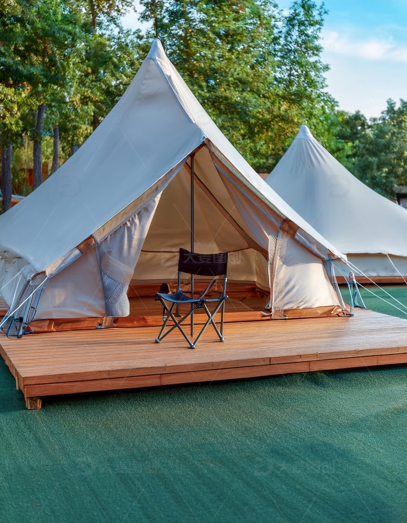 高清大图下载【趣麦麦图】林间木台上的锥形露营帐篷与椅