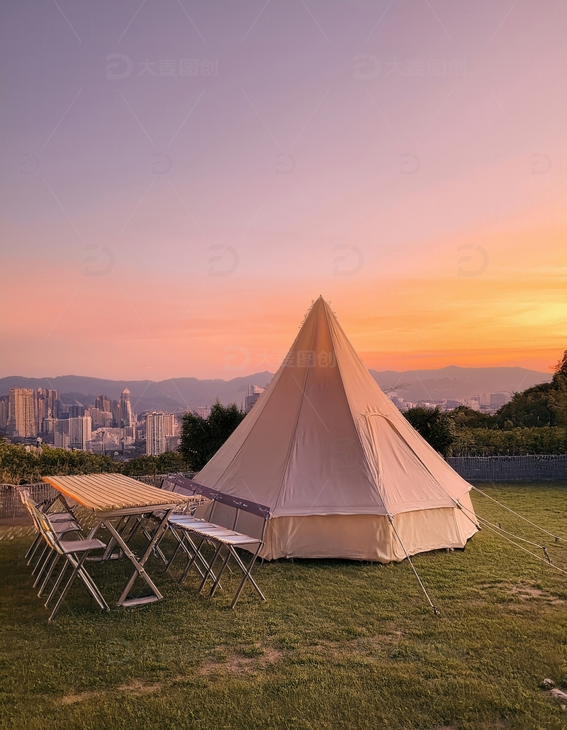高清大图下载【趣麦麦图】夕阳下草地的锥形帐篷与桌椅