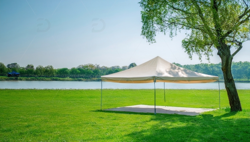 高清大图下载【趣麦麦图】湖畔绿草地上的简约露营帐篷