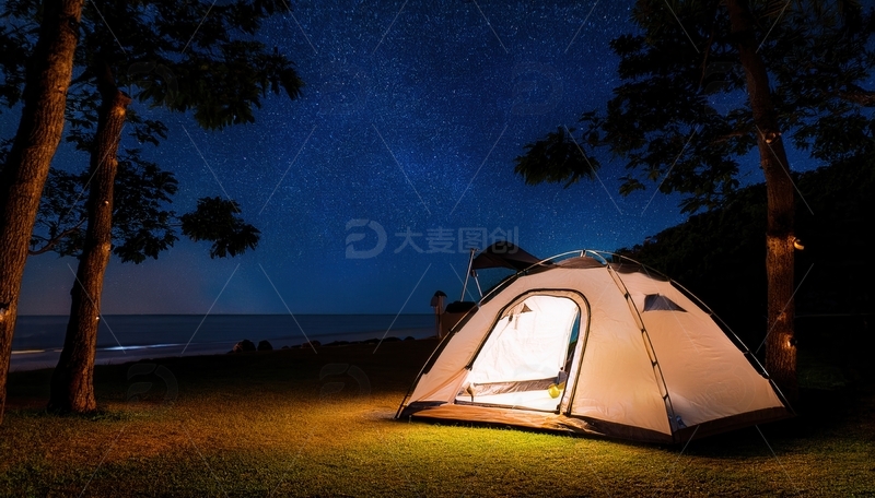 高清大图下载【趣麦麦图】星空下树林旁温馨的海边露营帐篷