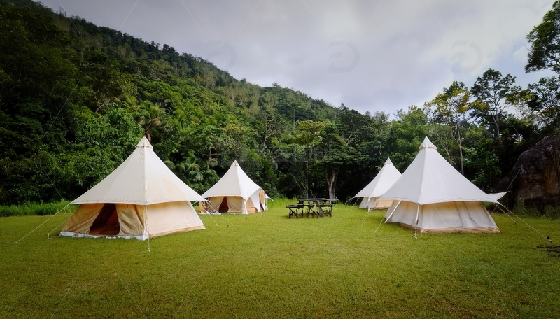 高清大图下载【趣麦麦图】山林草地间的白色锥形露营帐篷