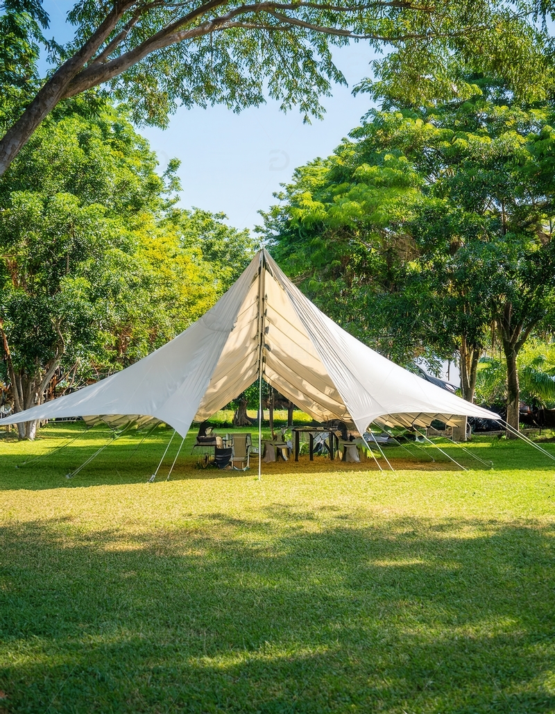 高清大图下载【趣麦麦图】绿荫草地间的大型白色露营天幕