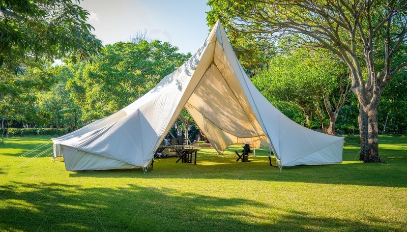 高清大图下载【趣麦麦图】绿树草地间的大型白色露营帐篷