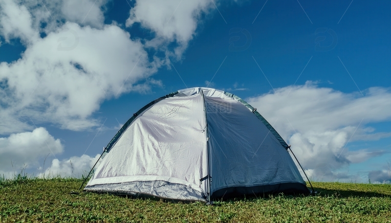 高清大图下载【趣麦麦图】蓝天白云下草地上的单人露营帐篷