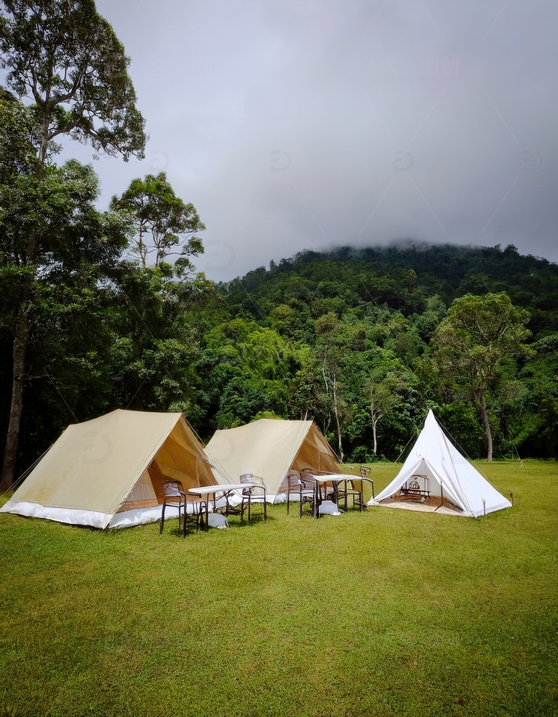 高清大图下载【趣麦麦图】山林草地间的特色露营帐篷组合