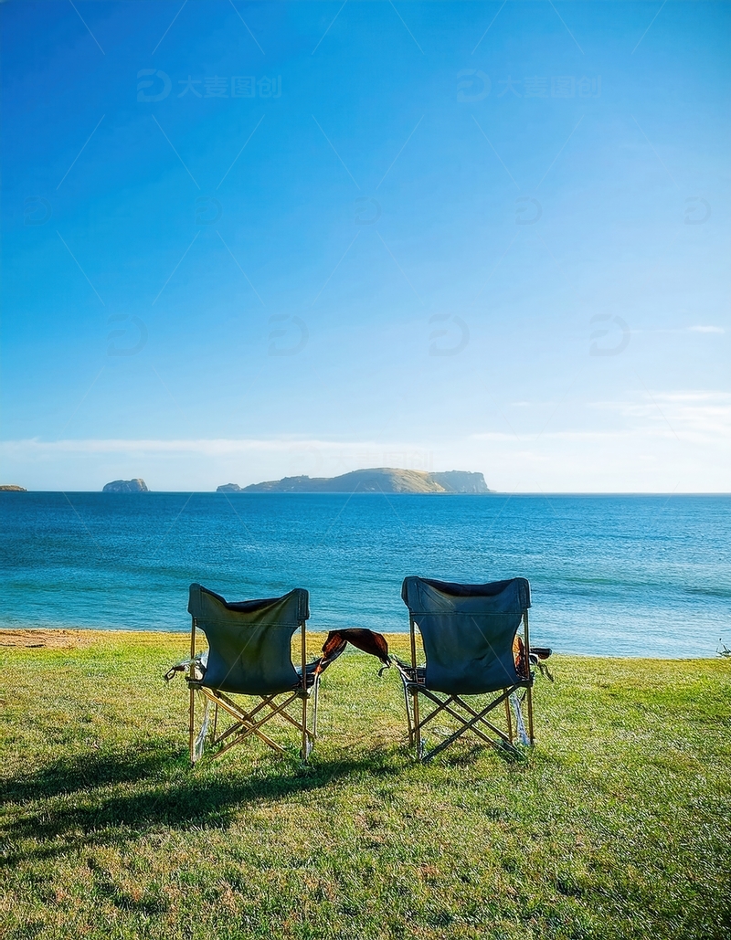 高清大图下载【趣麦麦图】海边草地两把躺椅观海的惬意场景