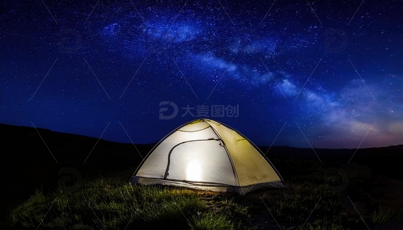 高清大图下载【趣麦麦图】星空下草地间亮灯的黄色露营帐篷