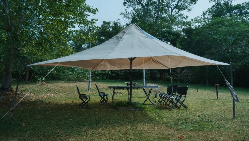 高清大图下载【趣麦麦图】林间草地的遮阳露营天幕与桌椅