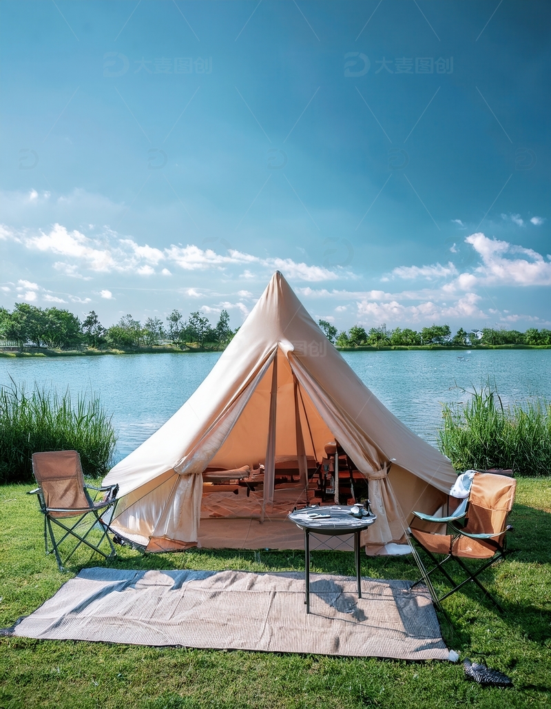 高清大图下载【趣麦麦图】湖畔草地锥形帐篷配桌椅的露营地