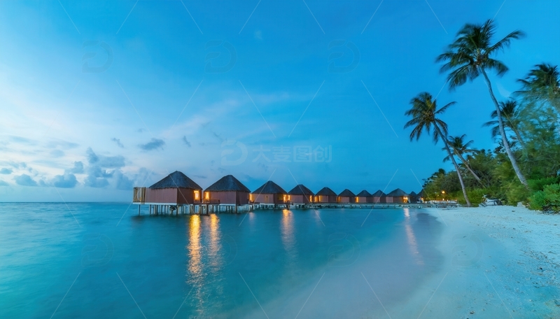 高清大图下载【趣麦麦图】马尔代夫暮色中迷人的水上度假屋