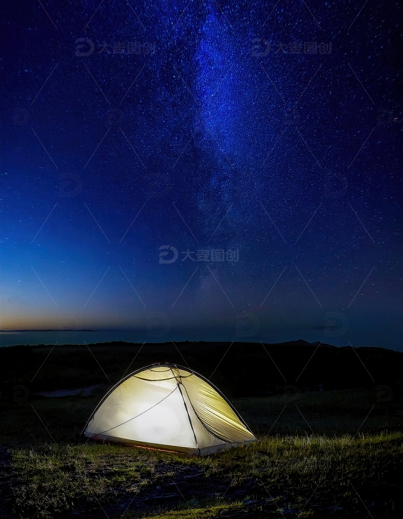 高清大图下载【趣麦麦图】星空下草地间亮灯的静谧露营帐篷
