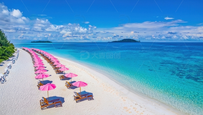 高清大图下载【趣麦麦图】马尔代夫粉伞点缀的梦幻白沙海滩