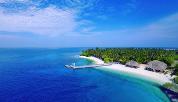 俯瞰马尔代夫海岛与澄澈海域美景