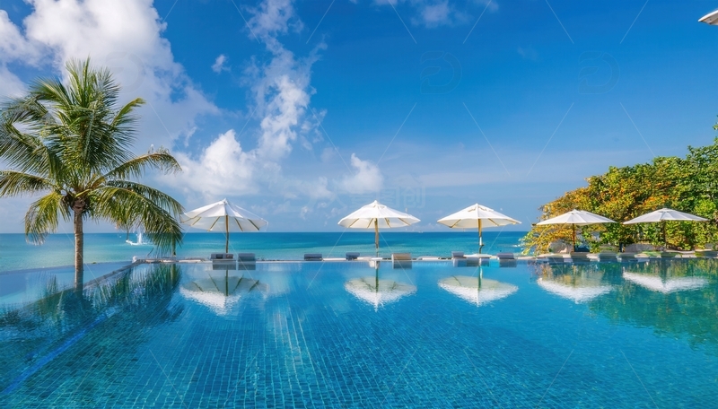 马尔代夫海滨泳池与遮阳伞椰树美景