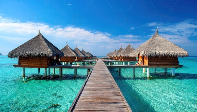 高清大图下载【趣麦麦图】马尔代夫海上延伸的茅草顶水上屋栈桥