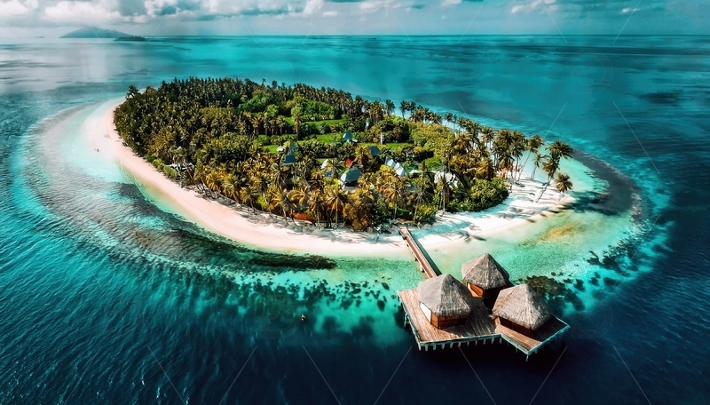 高清大图下载【趣麦麦图】马尔代夫被碧海环绕的绿岛水上屋