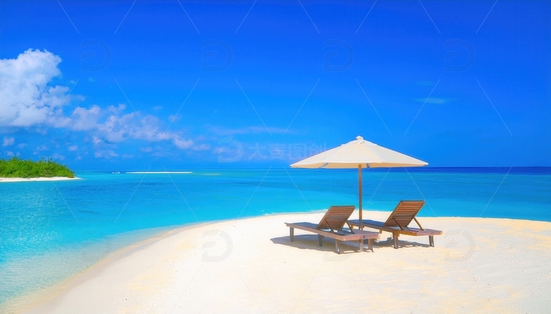 马尔代夫沙滩伞下惬意的休闲躺椅