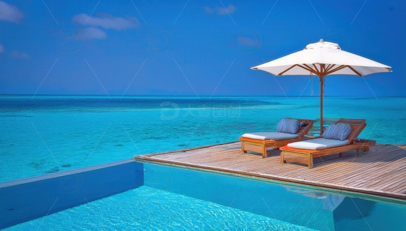 马尔代夫水上平台的遮阳伞与躺椅