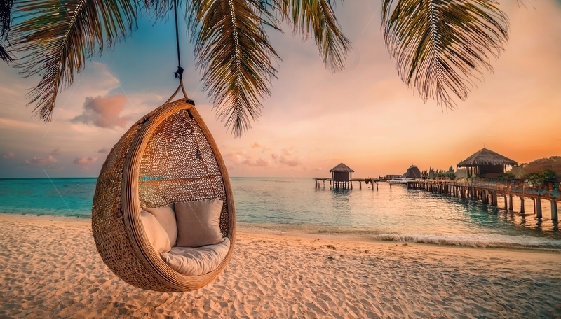 马尔代夫沙滩黄昏下的惬意悬挂摇椅