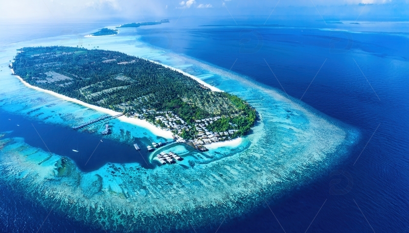 高清大图下载【趣麦麦图】俯瞰马尔代夫碧海环绕的葱郁小岛