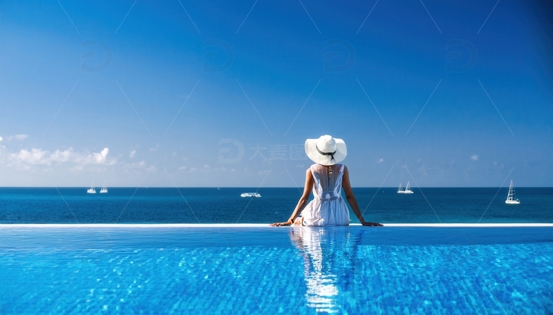 高清大图下载【趣麦麦图】马尔代夫泳池边戴帽女子眺望海洋