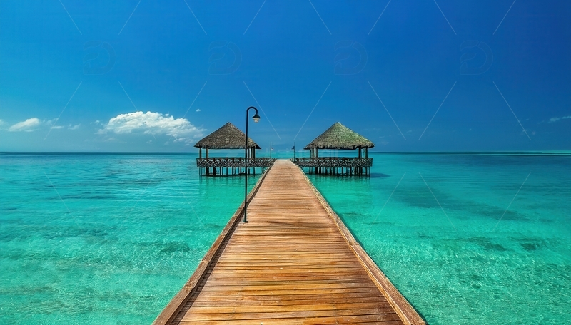 马尔代夫木栈桥延伸至海上小屋风光