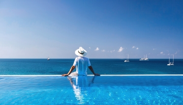 马尔代夫泳池边眺望大海的旅人