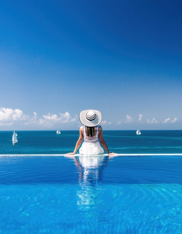 马尔代夫泳池边女子眺望碧海白帆