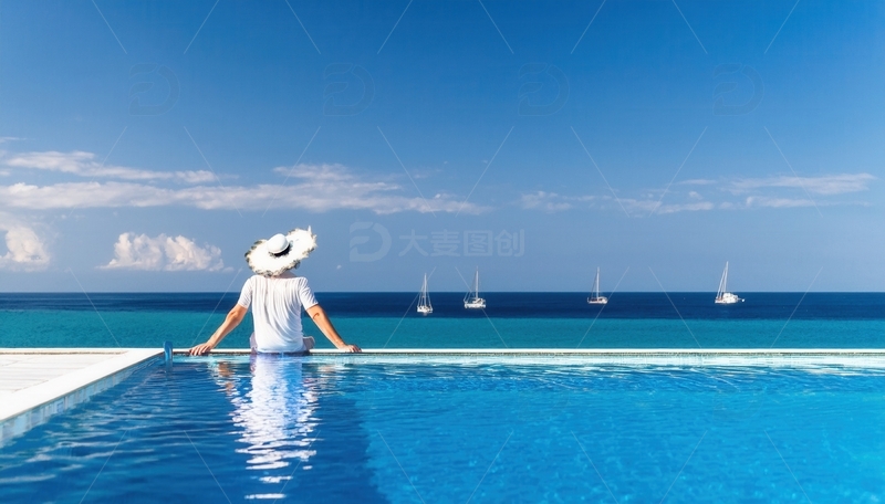 高清大图下载【趣麦麦图】马尔代夫泳池畔倚栏望海的身影
