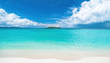 马尔代夫蓝天白云下的纯净海滩风光