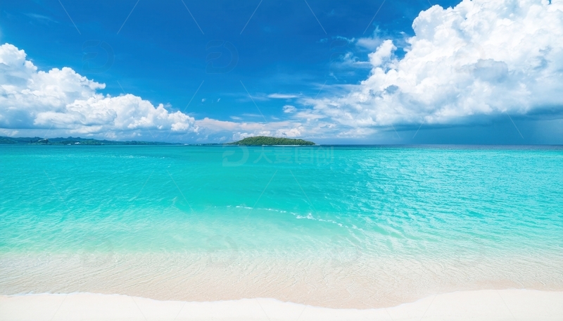 马尔代夫蓝天白云下的纯净海滩风光