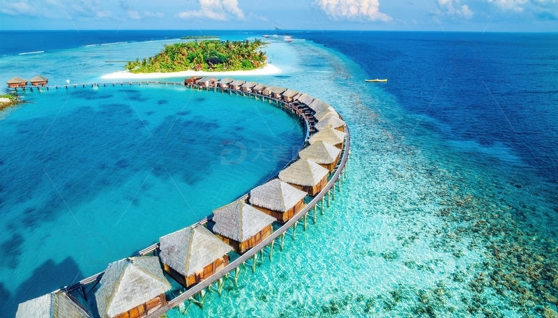 高清大图下载【趣麦麦图】马尔代夫海上水屋环绕翠绿小岛