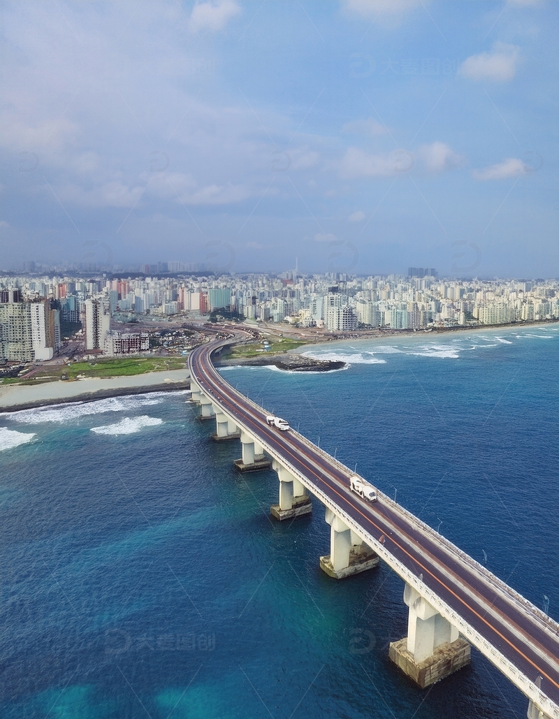 高清大图下载【趣麦麦图】俯瞰沿海城市与海上延伸的大桥