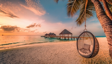 马尔代夫黄昏沙滩上的静谧悬挂摇椅