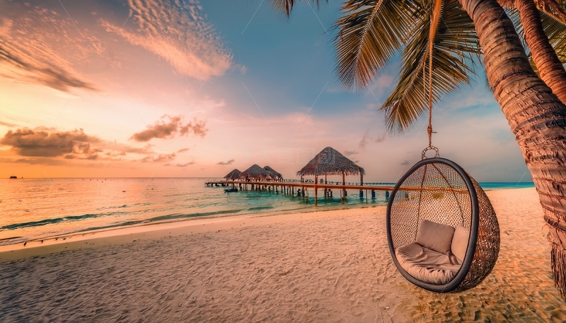 高清大图下载【趣麦麦图】马尔代夫黄昏沙滩上的静谧悬挂摇椅