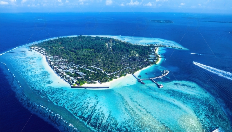 高清大图下载【趣麦麦图】俯瞰马尔代夫翠岛蓝海的迷人风光