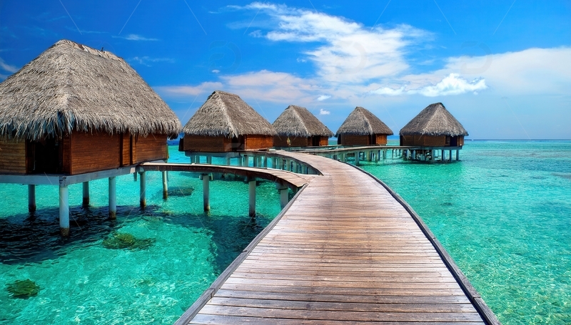 马尔代夫水上木栈道通向茅草顶小屋